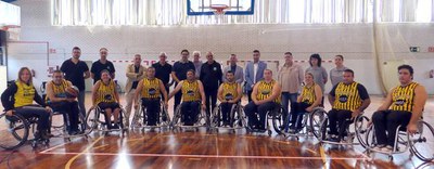 Foto amb tot l'equip i la junta directiva del CB Pardinyes.