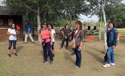 La tinent d'alcalde Montse Pifarré i la regidora Regina Cairol han rebut els participants al Parc de la Mitjana.