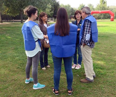 Regina Cairol i Montse Pifarré conversant amb el president i dues voluntàries de l'associació.