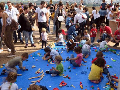 Els infants han gaudit dels tallers instal·lats a l'esplanada de l'absis de la Seu Vella.