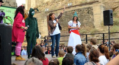 Regina Cairol s'ha dirigit als assistents des de dalt de l'escenari.