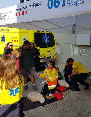 Carpa informativa al costat del mercadet del Camp d'Esports per conscienciar la població sobre l'aturada cardíaca i la reanimació cardiopulmonar.