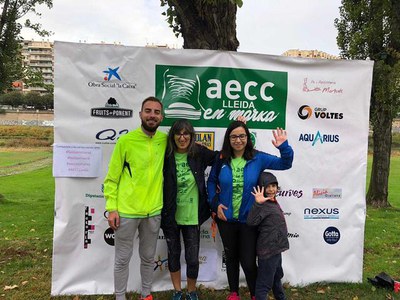 La tinent d'alcalde Jordina Freixenet i els regidors Sandra Castro i Ignasi Amor, al photocall de la caminada.