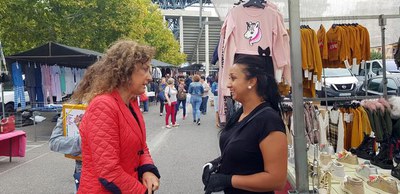 La regidora Marta Gispert conversa amb una paradista del mercat de Camp d'Esports.