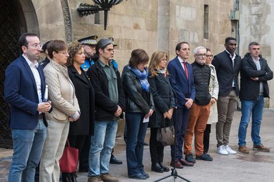 La plaça de la Paeria ha acollit el minut de silenci en solidaritat amb els afectats per les inundacions del 22 i 23 d'octubre..
