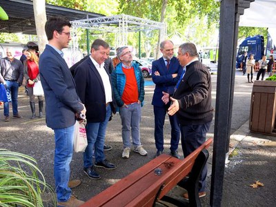 El regidor i els tècnics municipals s'han interessat pels bancs fets amb plàstic reciclat que comercialitza aquesta empresa.