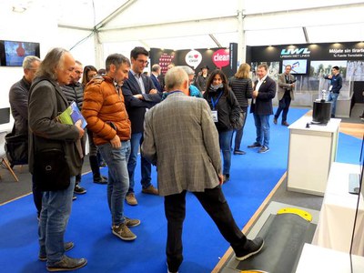 Un expositor mostra un nou sistema de bandes reductores de velocitat a la comitiva municipal.