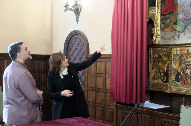 La tinent d'alcalde explicant el significat del Retaule de la Verge dels Paers a Miguel Cruz Silvestre