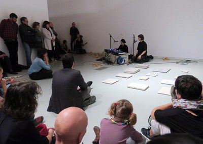 La inauguració ha comptat amb una performance.