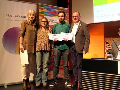 El paer en cap al costat d'un altre dels premiats.