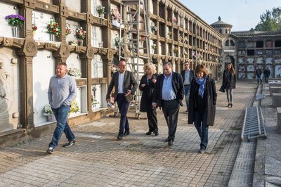 L'alcalde, Miquel Pueyo, amb la tinent d'alcalde Montse Pifarré, ha visitat el cementiri municipal.
