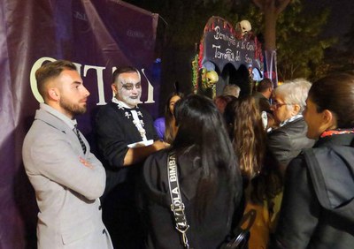 El regidor Ignasi Amor i altres paers de l'Ajuntament, fent cua per accedir al passatge del terror dels veïns del Secà.