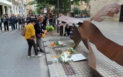Algunes entitats i partits han dipositat flors davant el monument en record del Liceu Escolar.
