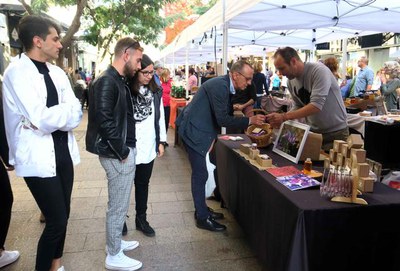 L'alcalde Miquel Pueyo i altres regidors de la Paeria també han fet compres avui al mercat.