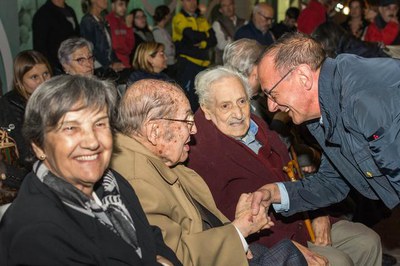 L'alcalde ha saludat als exalumnes i familiars que han estat presents en l'acte.