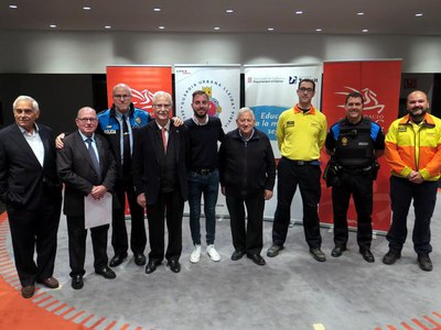 El regidor Ignasi Amor amb els representants de la Fundació Mutual de Conductors, la Guàrdia Urbana i altres cossos d'emergència.