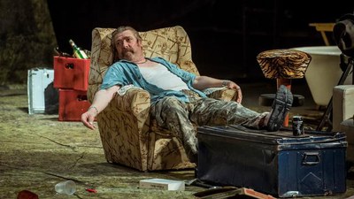 Decadent, abandonat, patètic, però també valent i divertit... Així és l'antiheroi que protagonitza aquesta peça, aplaudida tant al West End com a Bro….