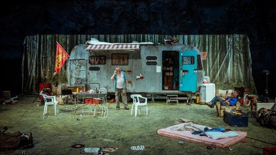 Un muntatge transgressor que va deixar fascinat el públic britànic amb un text extremadament original i singular que parteix e les essències de la ve….