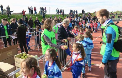 El tinent d'alcalde Paco Cerdà ha col·laborat amb els voluntaris repartint fruita als joves esportistes.