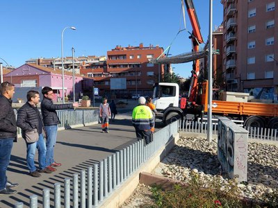 Els operaris han començat a descarregar el material aquest matí.