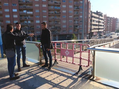 Les obres permetran renovar les rampes d'accés a la passarel·la per les dues bandes.