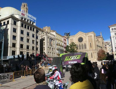 El pavelló municipal Barris Nord acollirà el Freestyle Zombies Resurrection el 26 de desembre. Avui el show ha fet un tastet a la plaça de Sant Joan.