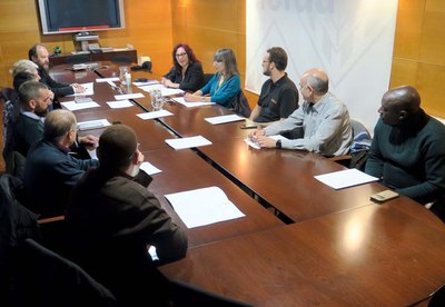 Intercanvi d'impressions de la regidora Sandra Castro amb els membres de l'Assemblea Municipal de les Religions.