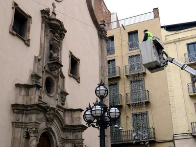 Tasques d'instal·lació de llums de Nadal, aquest matí a la plaça Sant Francesc.