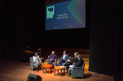 La tertúlia literària dels guanyadors i els representants del jurat.