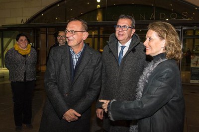L'alcalde i el president de la Diputació han rebut a la consellera a les portes de l'Auditori.