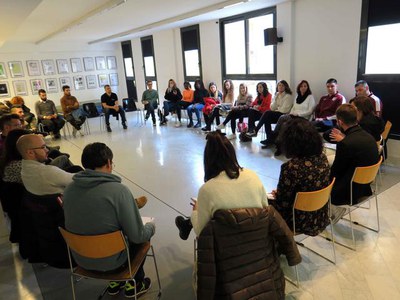 La trobada amb les entitats i grups de la ciutat ha tingut lloc a la Regidoria de Joventut.