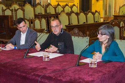 L’alcalde, Miquel Pueyo, la regidora d’Educació Sandra Castro i el delegat de Lleida-Tarragona d’Aqualia, Francesc Quintillà..