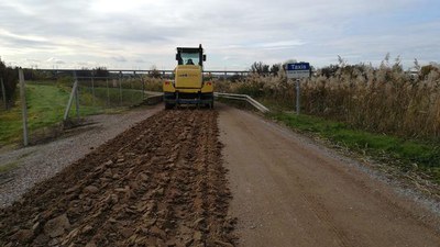 Arranjament d'un dels camins malmesos.