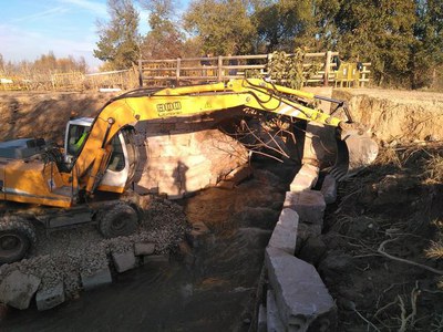 Treballs de reparació dels danys causats al Pont del Boc.