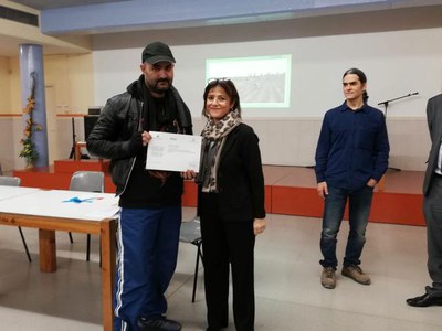 La regidora Cairol, juntament amb el tinent d'alcalde Talamonte i el representant de la Caixa, Geremi Camí, han lliurat els diplomes.