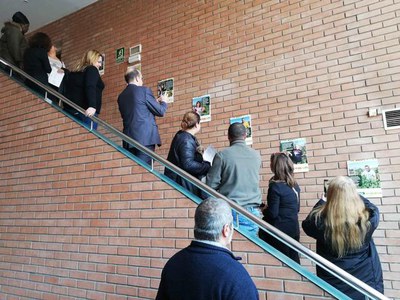 Les escales del Centre Cívic acull una exposició de fotos dels participants en el projecte.