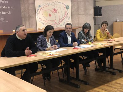 la regidora d'Educació, Cooperació, Drets Civils i Feminismes de l'Ajuntament de Lleida, Sandra Castro i el regidor d'Esports i Activitat Física de l….