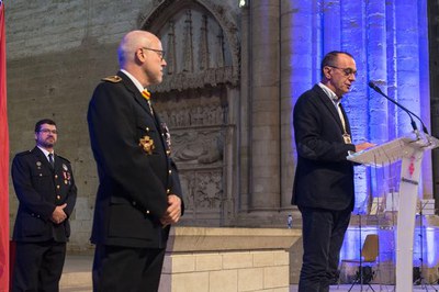 L'intendent cap de la Guàrdia Urbana, Josep Ramon Ibarz, escolta el parlament del paer en cap..