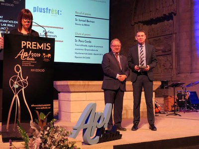 El tinent d'alcalde Paco Cerdà ha lliurat el premi al representant de Plusfresc.