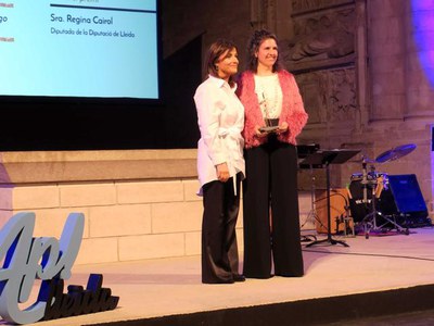 La diputada i regidora Regina Cairol amb Maylos Rodrigo.