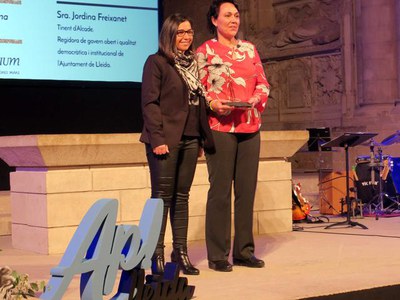 La tinent d'alcalde Jordina Freixanet ha lliurat el premi a Sònia Plana.