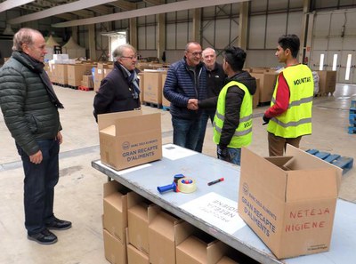 El paer en cap també ha saludat els col·laboradors que fan el triatge i distribució dels productes al Pavelló 4 de Fira de Lleida.