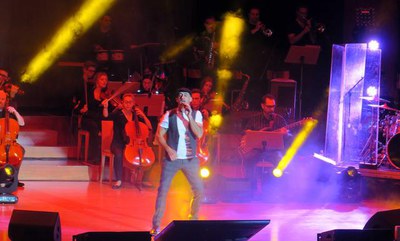 35 músics i sis cantants actuen en el concert.