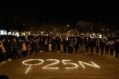 Els joves han format aquest mosaic amb espelmes davant els Bucs d'Assaig.