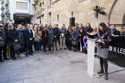 La plaça de la Paeria ha acollit l'acte unitària per a l'erradicació de la violència masclista que es celebra avui, 25-N.