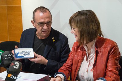 Pueyo ha fet un obsequi a Pifarré en reconeixement a la seva tasca.