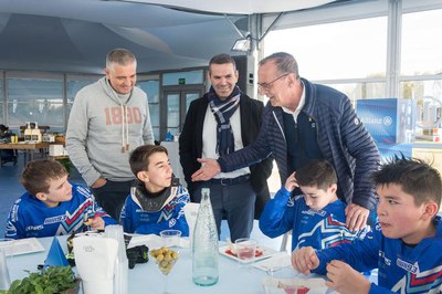 El paer en cap saluda als participants en el campus.