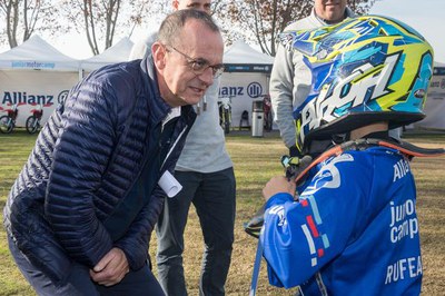 Pueyo conversant amb un dels pilots més joves.