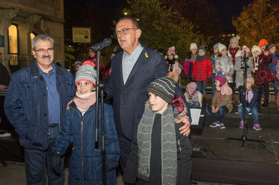 El paer en cap amb el president de l'Eix Comercial i dos infants de la coral que han participat en l'encesa dels llums.