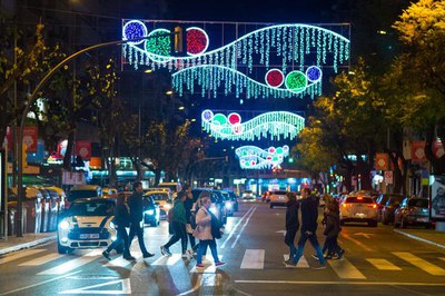 Els carrers de Lleida ja llueixen la il·luminació nadalenca.